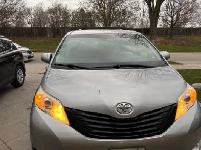2013 Toyota Sienna Image# 1