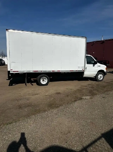 2006 Ford F450 Cube Van Image# 1