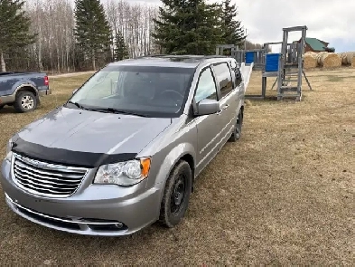 2016 Chrysler Town and Country Image# 1