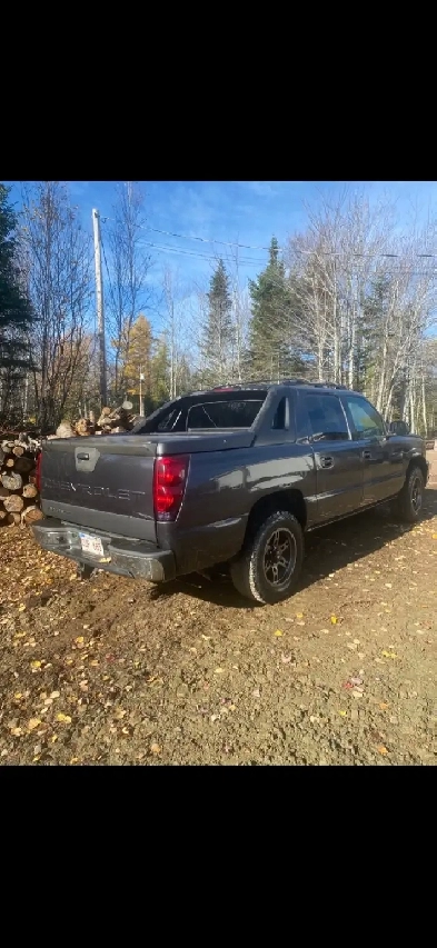 chevlolet avalanche 2005 4000$