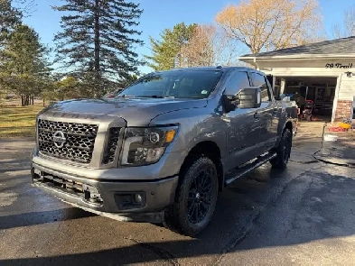 2018 Nissan titan Midnight edition