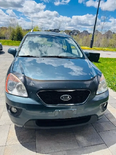 2011 Kia Rondo Sport ( LOW KM )