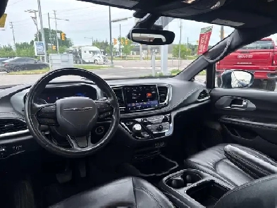 2022 Chrysler Pacifica Touring L AWD, Loaded!!