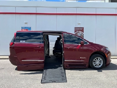 2017 Chrysler Pacifica TOURING-L-WHEELCHAIR VAN-POWER RAMP-35KMS