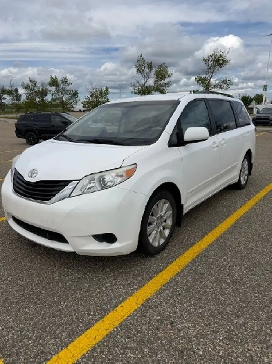 2011 Toyota sienna LE AWD