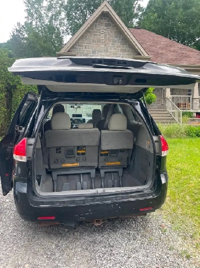Toyota Sienna LE 2011