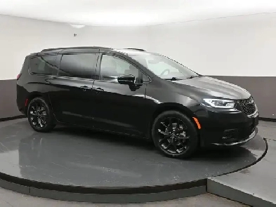 2025 Chrysler Pacifica Limited Leather, Sunroof, Captains Chairs