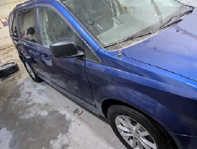 2010 Blue Dodge Caravan SE