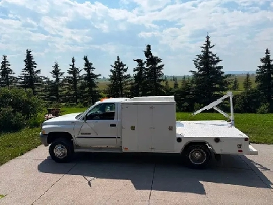 Selling 1998 DODGE RAM CUMMINS TURBO DIESEL ONE TON 170,450 km