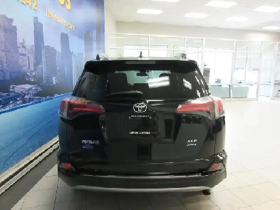 TOYOTA RAV4 2017 XLE AWD JAMAIS ACCIDENTE TOUT EQUIPE TOIT OUVRA