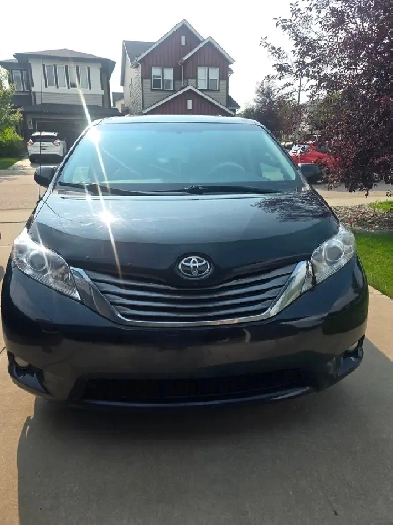 2014 Toyota Sienna XLE FWD 184k kms