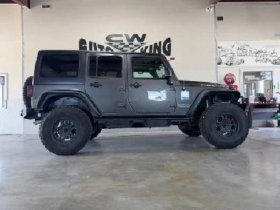 2017 Jeep Wrangler Unlimited Rubicon / Low-Low Kms /Supercharged