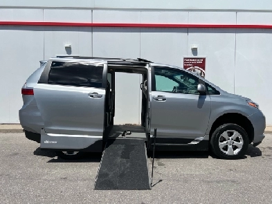 2016 Toyota Sienna XLE-WHEELCHAIR ACCESSIBLE VAN-SUNROOF-LEATHER