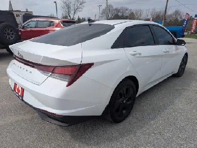 2023 Hyundai Elantra PREFERRED IVT WITH TECH PACKAGE/SUNROOF!