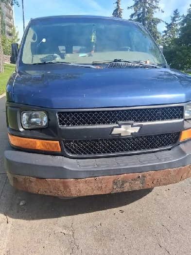 2004 Chevrolet express 1500 with flooring tools