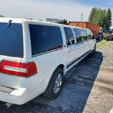 14 Pax Lincoln Navigator Limo