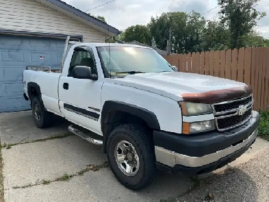 2006 Silverado 2500HD, 6 Liter, Gas, 404,000 KM. $1875