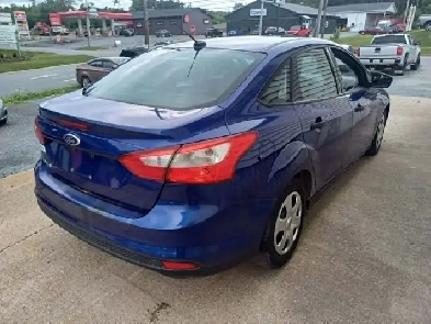 2012 Ford Focus SUPER-LOW KM MANUAL SHIFT
