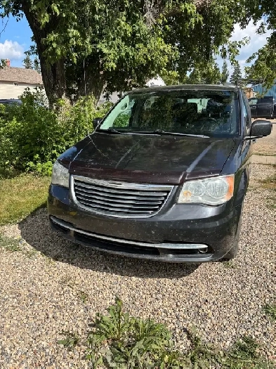 2011 Chrysler town and country minivan