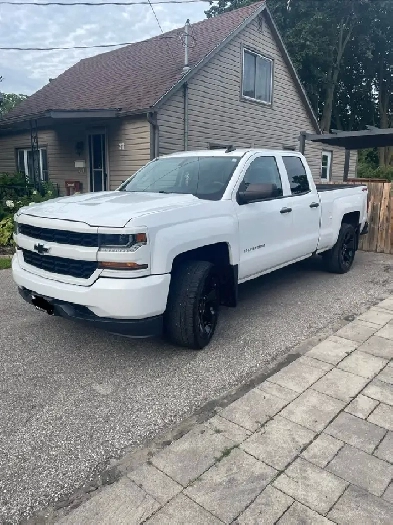 2018 Chevrolet Silverado 1500 w/ Gooseneck Hitch  - LOW KMS!!