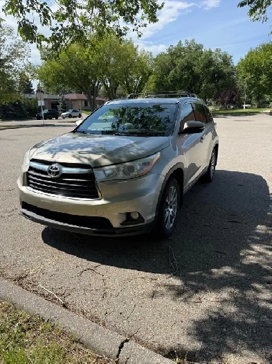 2014 Toyota Highlander XLE AWD — 8 Passenger — 240,000 km