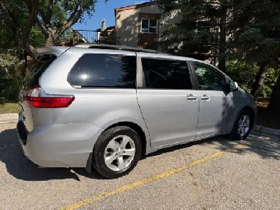 Toyota Sienna LE