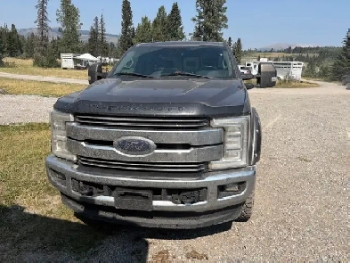 Ford F350 Lariat Crew Cab Fx4