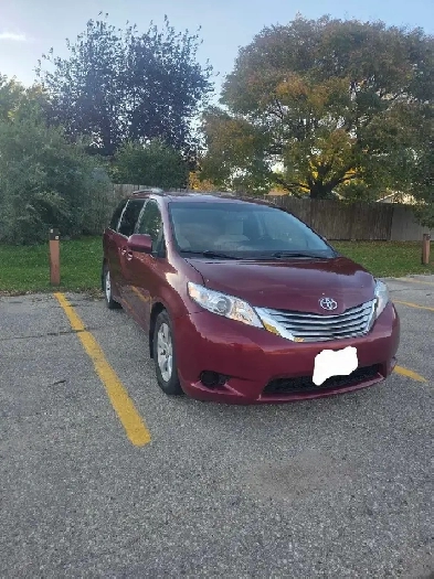 2015 Toyota Sienna LE SAFETIED