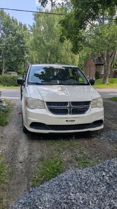 Dodge Grand Caravan Stow & Go 2013 hitch and electric brake sys