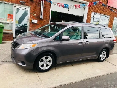 2014 TOYOTA SIENNA LE/ 8 PASSAGERS/CAMÉRA/TRÈS PROPRE/DÉMARREUR