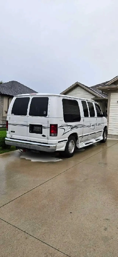 2002 ford econoline e150 12 passenger