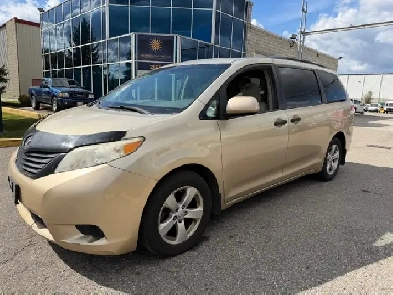 2013 Toyota Sienna LE - 7 Passenger