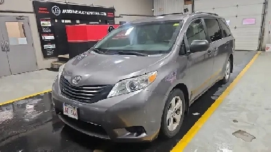 2015 Toyota Sienna 7-Passenger 4dr Mini-Van