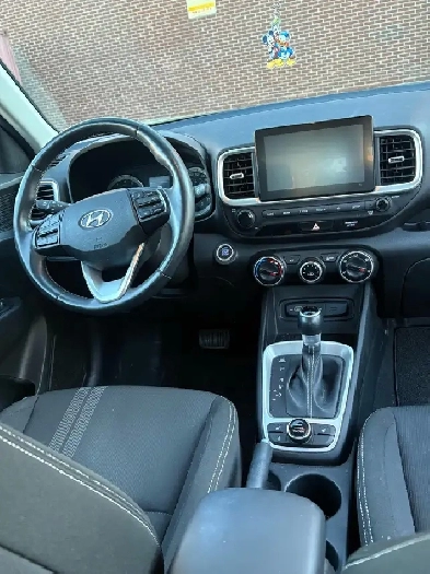 2022 Hyundai Venue Preferred – Silver – Only 16,236 km!