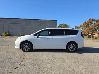 2026 Chrysler Pacifica Limited | Clean Carfax Report | Fully