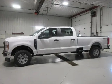 2025 Ford F350XL Crew Cab Long Box 6.8L V8 Gas 4X4
