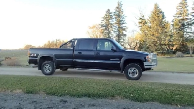 06 GMC 2500 LBZ duramax 4x4 (Crewcab, longbox) w/gooseneck hitch
