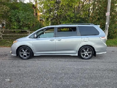 2017 Toyota Sienna SE Sunroof , Leather Heated Seats, Reverse Ca